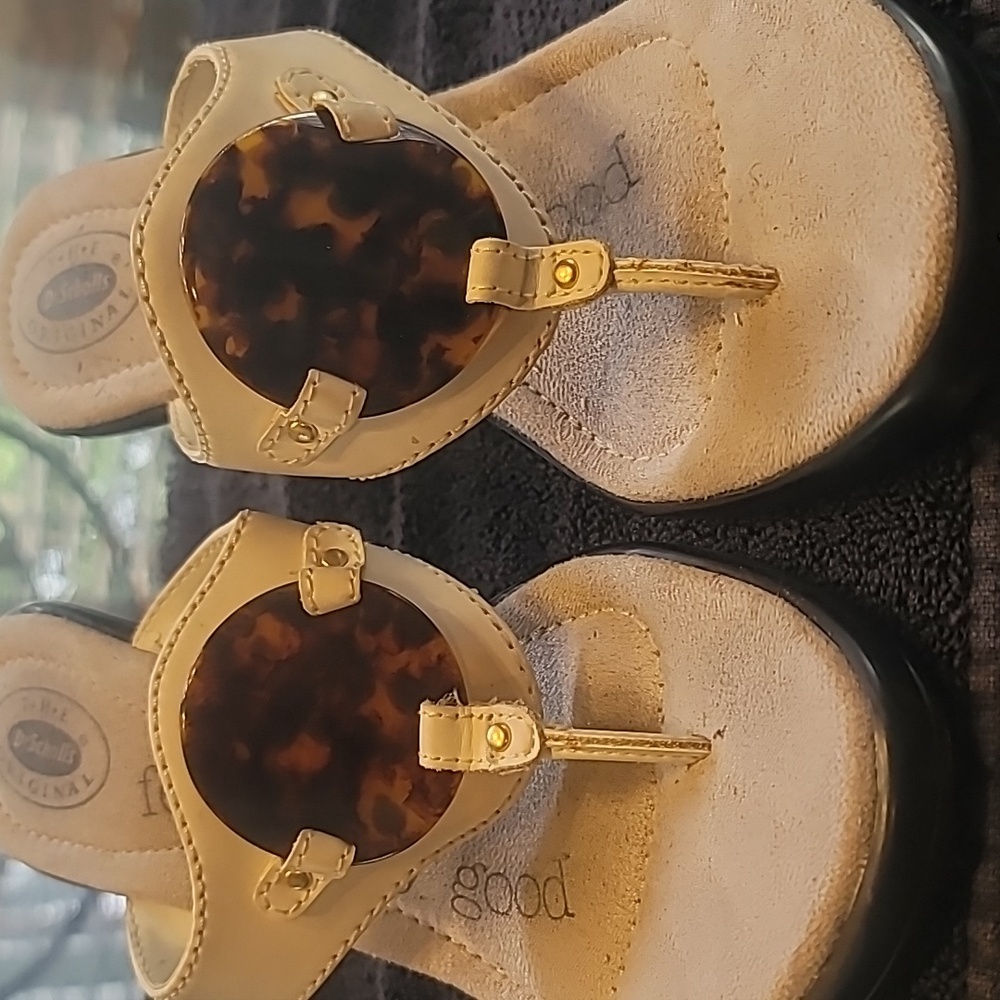 Woman's shoe medallion design size 8